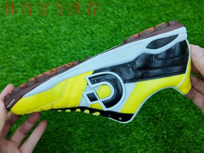 这样FUN的五人制丨 没有钉的足球鞋